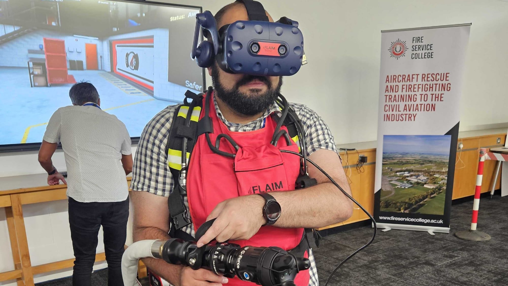 Как пожарные тренируются с использованием VR и жилетов с тактильным подогревом